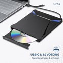 Zwarte UPLY externe DVD-speler met CD aangesloten op een laptop via USB-C en USB 3.0. Blauwe LED-verlichting. Razendsnel lezen en schrijven.