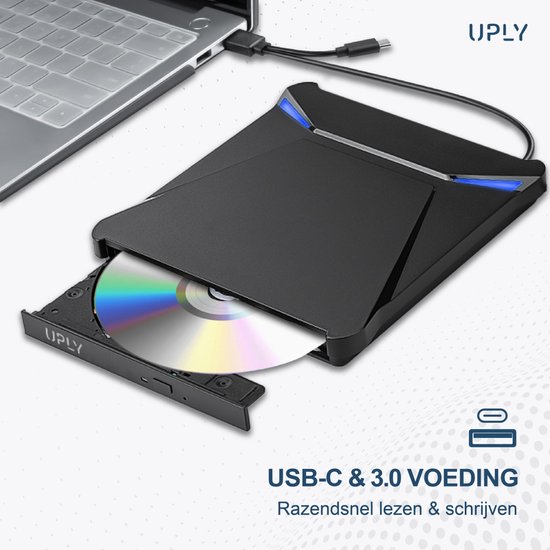 Zwarte UPLY externe DVD-speler met CD aangesloten op een laptop via USB-C en USB 3.0. Blauwe LED-verlichting. Razendsnel lezen en schrijven.