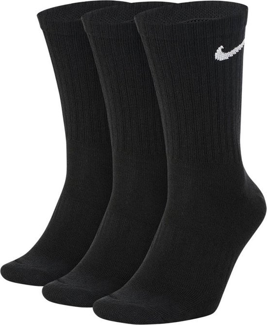 Drie zwarte sportsokken met witte Nike 'swoosh' logo's, op een witte achtergrond.