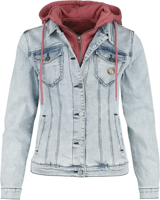 Veste en jean bleu clair avec capuche rose, fermeture éclair et boutons.