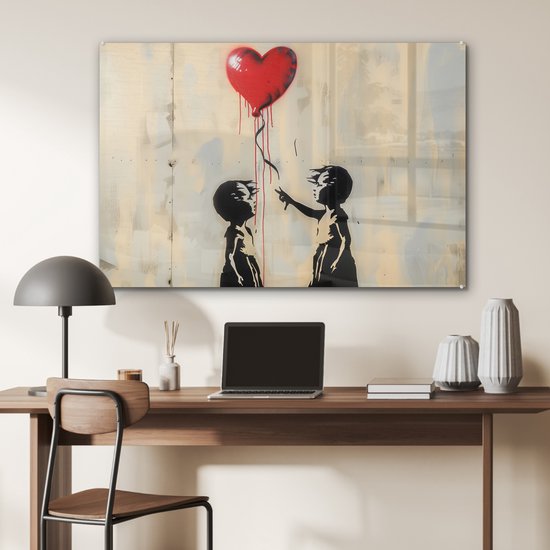 Peinture noir et blanc de deux enfants en silhouette tendant la main vers un ballon rouge en forme de cœur, au-dessus d'un bureau avec ordinateur portable.