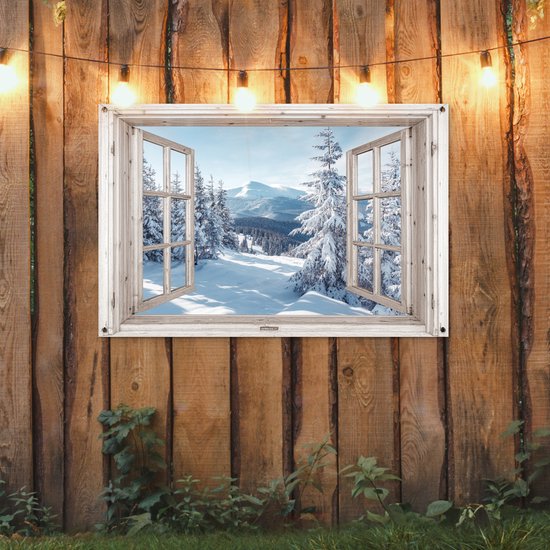 Fenêtre trompe-l'œil sur paysage d'hiver avec arbres enneigés, accrochée à une clôture en bois.