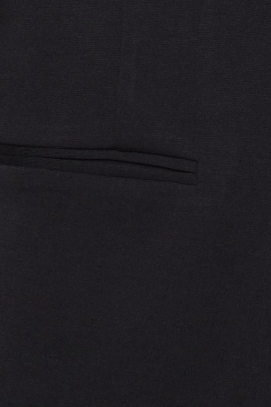 Detail van een zwarte blazer met een nette paspelzak.