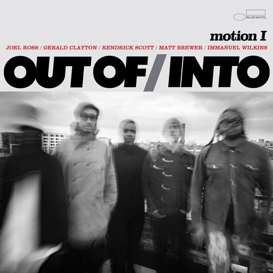 Pochette d'album 'OUT OF / INTO motion I' de Blue Note Records, avec une photo floue en noir et blanc de cinq hommes sur un toit.