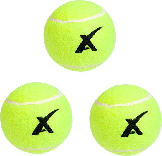 Drie felgele tennisballen met zwart logo.