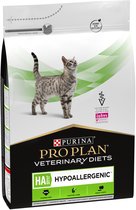 Zak kattenvoer Purina Pro Plan Veterinary Diets HA Hypoallergenic met een gestreepte kat.