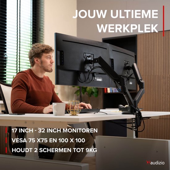 Man met bruin shirt zit achter een bureau met twee monitoren op een Audizio monitorarm. Tekst: Jouw ultieme werkplek.