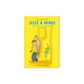 Voorzijde van het kinderboek 'Jelle & Minke / Op bezoek bij de buren'. Een jongen draagt een meisje op zijn rug, met een krokodil ernaast.
