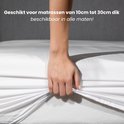 Blanke hoeslaken met een elastische rand, geschikt voor matrassen van 10cm tot 30cm dik.