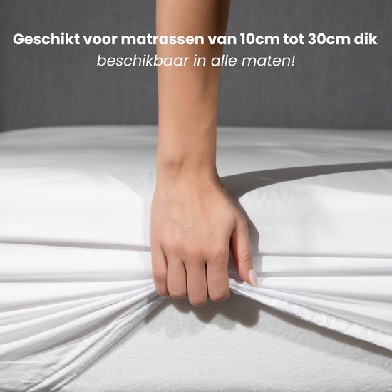 Blanke hoeslaken met een elastische rand, geschikt voor matrassen van 10cm tot 30cm dik.