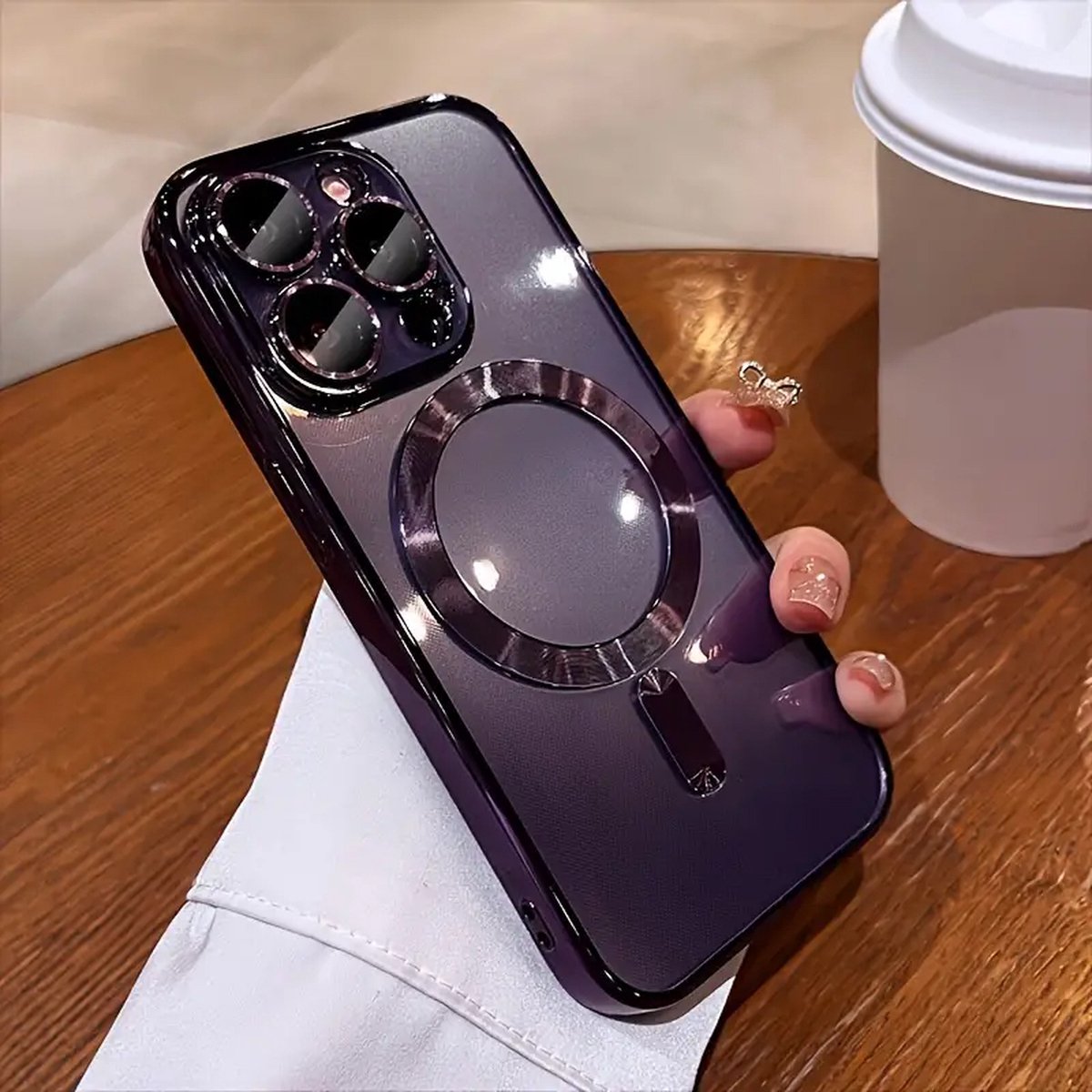 Luxe MagSafe Hoesje voor iPhone 14 – Siliconen met Camera Bescherming en Hoogglans Design - Paars