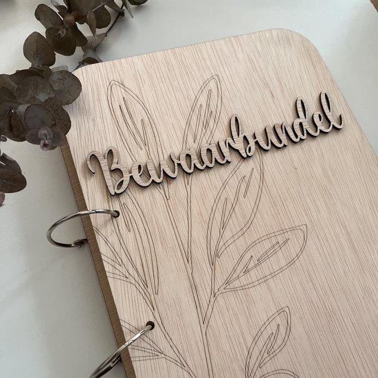 Houten bewaarbundel - Knutselwerkjes bundel met bloem - Gegraveerde bundel - Bundel knutselwerkjes - Kaarten bewaarboek - Herinneringenmap - Herinneringen - Map - Kraamcadeau - Bewaarboek - Memories - Gepersonaliseerd - Gegraveerd — afbeelding 2