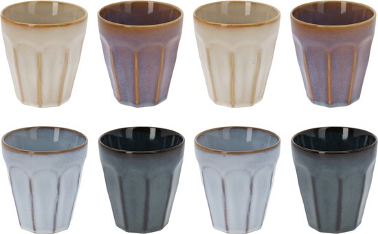 Acht gelazuurde, gegroefde kopjes in beige, bruin, blauw en grijs met een subtiele glans.