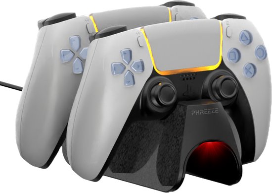 Zwart oplaadstation met twee witte PS5 controllers, met een rode indicator lamp. Merknaam "PHREEZE" zichtbaar.