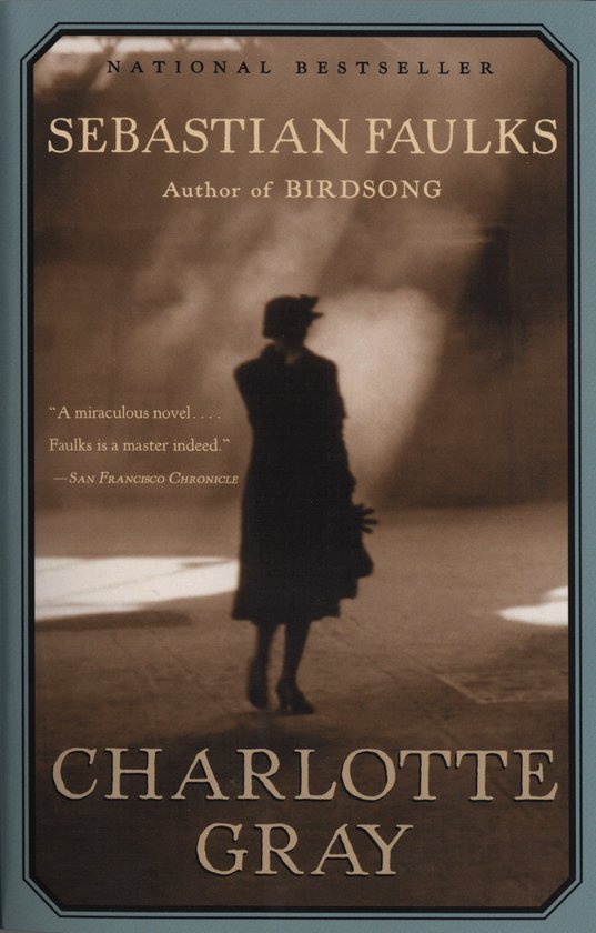 Couverture du livre : Charlotte Gray, National Bestseller, par Sebastian Faulks. La silhouette d'une femme portant un chapeau se trouve au centre.