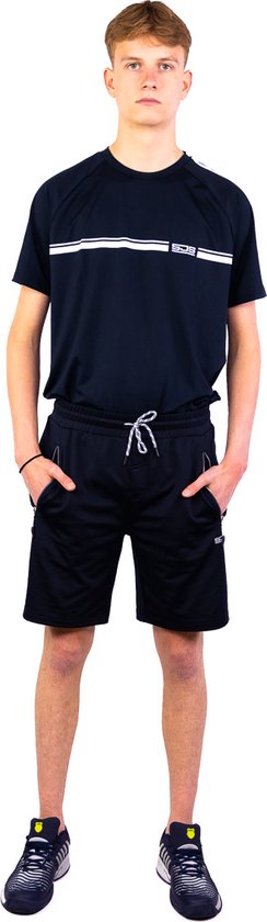 Jonge man in een zwarte tennisoutfit: t-shirt met horizontale strepen en een korte broek.