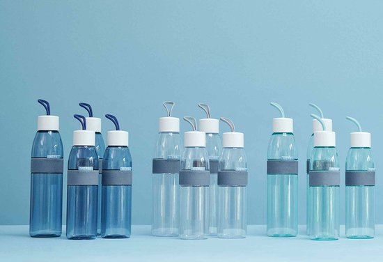 Collectie van Mepal waterflessen in blauw- en groentinten met witte doppen en grijze banden.
