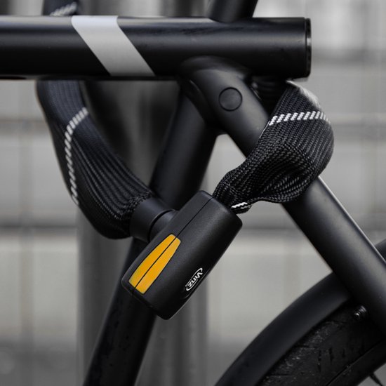 Zwart fietsslot met witte strepen, om een fietsframe.