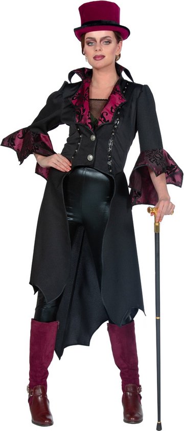 Mannequin en longue veste noire à détails rouges, haut-de-forme, pantalon en cuir et bottes hautes.