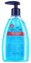 Fles met donkerblauwe pompdispenser gevuld met blauwe desinfecterende handgel.