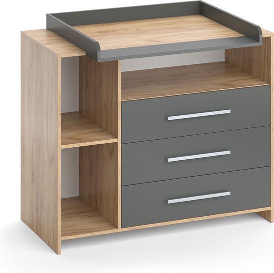 Commode met houten frame, grijze laden en een grijze commodehoes.