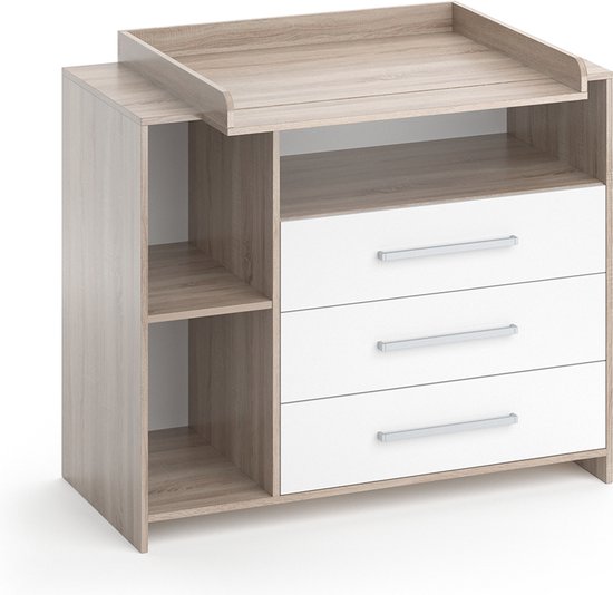 Houten commode met witte lades, luierkussen en open vakken, op witte achtergrond.