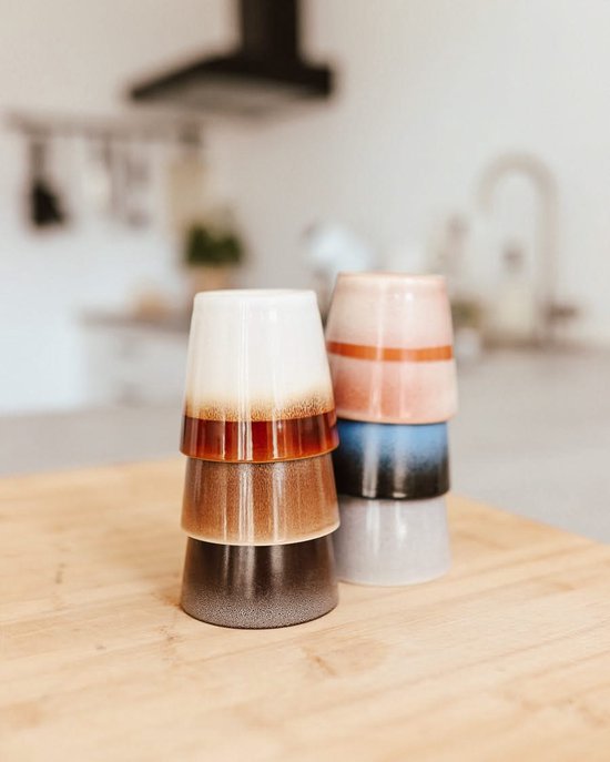 Twee gestapelde mokken met gradiëntkleuren: wit-bruin-bruin en roze-blauw-grijs, op een houten plank.