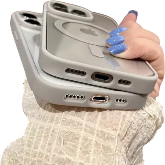 Twee grijze iPhone 14 Pro Max hoesjes op elkaar, toont de onderkant met poorten, vastgehouden door een hand.