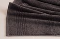 Détail d'une serviette gris foncé avec un bord côtelé et une texture douce.