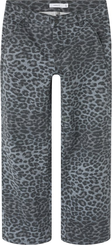 Voorkant van een grijze leopardprint broek, wijde pijpen, label 'name it'.