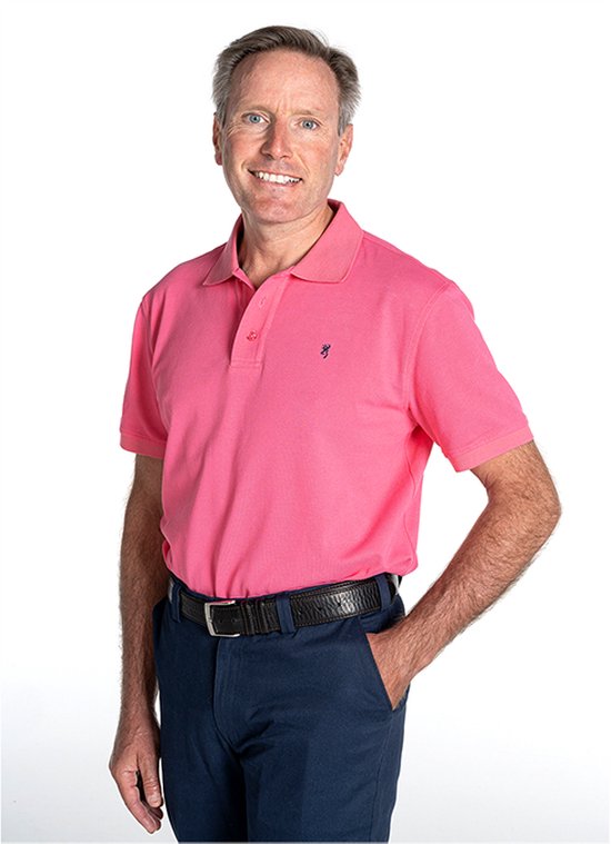 Homme avec la main dans la poche, portant un polo rose et un pantalon bleu marine.