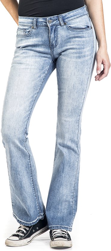 Lichtblauwe jeans met lichte wassing, op een model, van voren gezien.