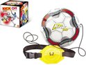 Voetbaltraining set: witte voetbal met rode en blauwe accenten, 'Kick Off'-logo. Gele trainingsband.