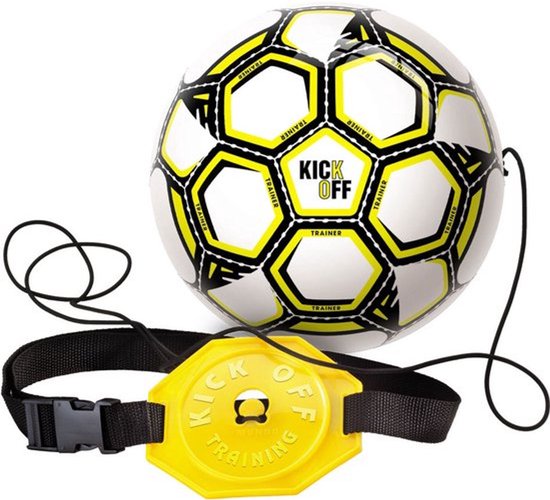 Wit voetbal met zwarte en gele lijnen op de panelen. Een gele trainingsschijf met 'KICK OFF TRAINING' is verbonden met een band.