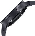 Samsung Galaxy Watch6 in grafietkleur, zijaanzicht, met rode accentknop en zwarte band.