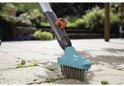 GARDENA voegenborstel met metalen borstelharen werkt op een terras