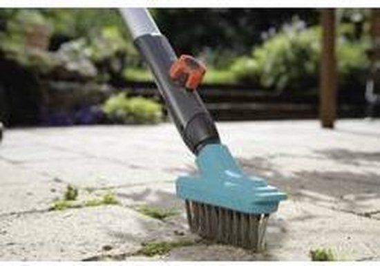 GARDENA voegenborstel met metalen borstelharen werkt op een terras