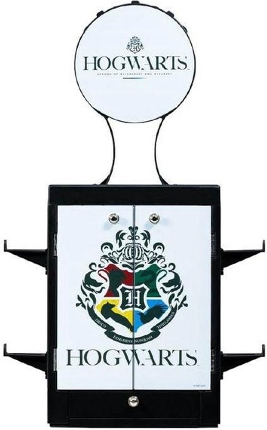 Zwarte opbergtoren met aan de voorkant het wapen van Zweinstein en "HOGWARTS"-logo.