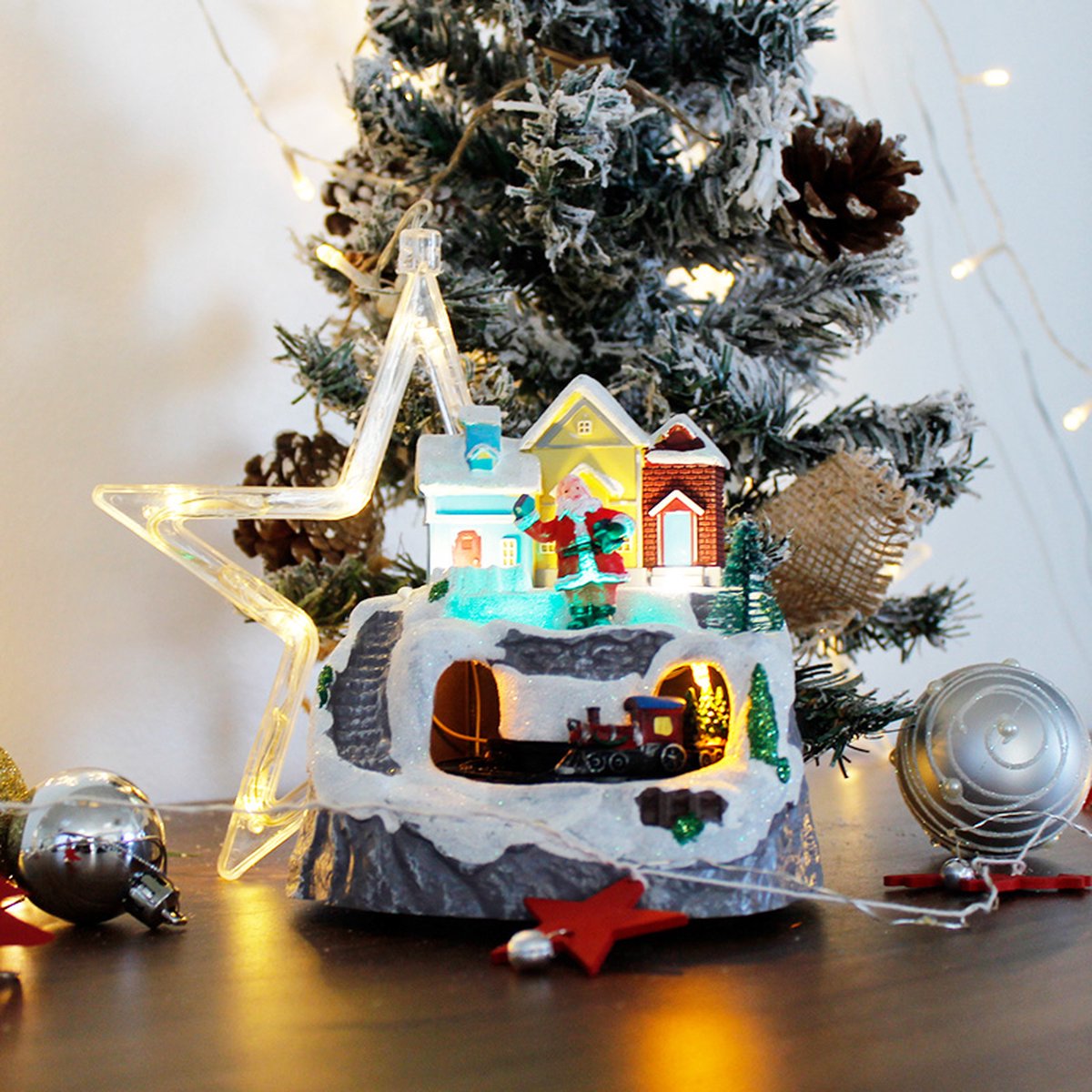 Village de Noël, Sapin et Père Noël sur Escalier, Petit Train tournant, h  21,5 cm, mélodies de Noël