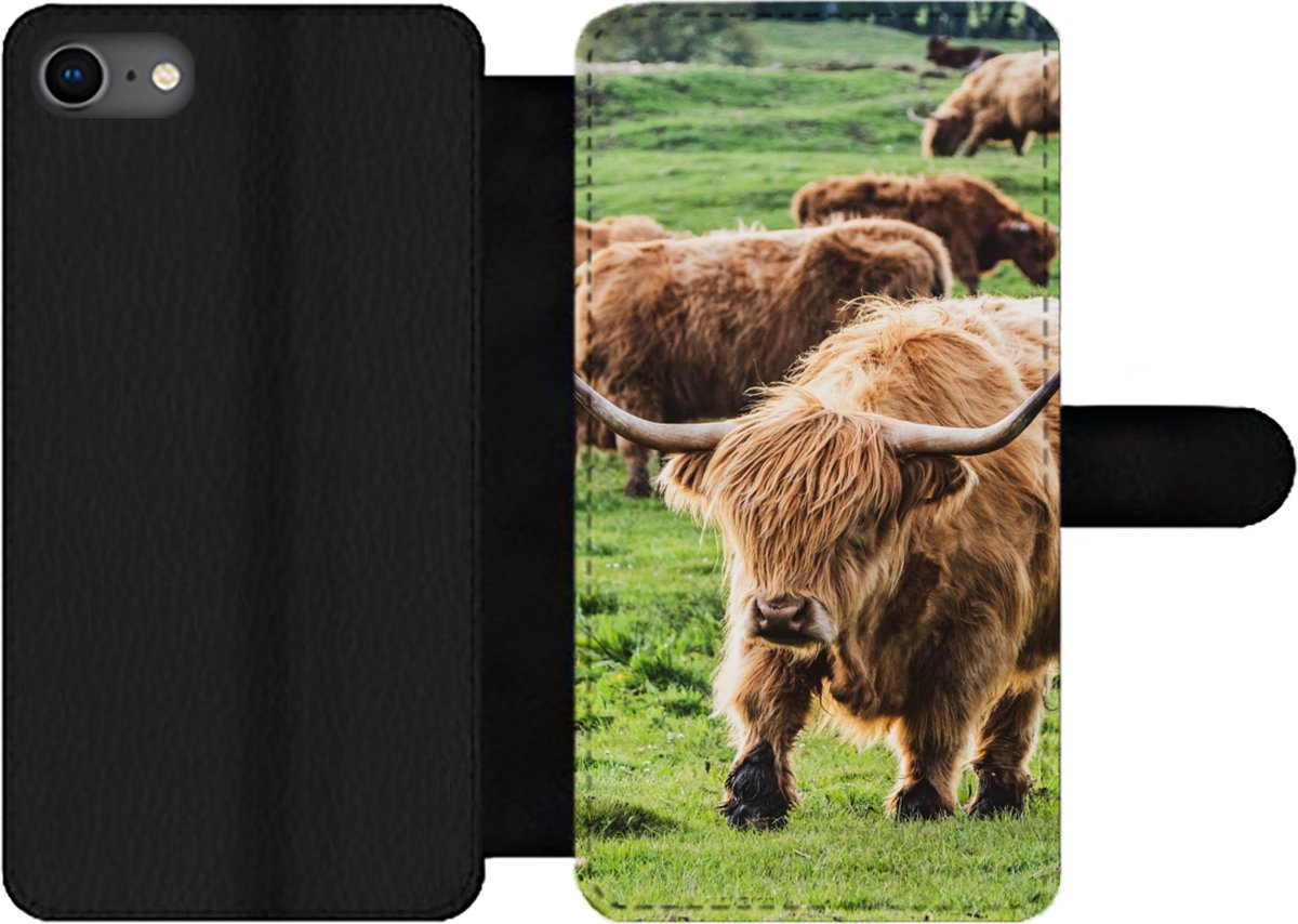Telefoonhoesje Geschikt voor iPhone 7 telefoonhoesje - Schotse hooglanders - Dieren - Gras - Met vakjes - Wallet case met magneetsluiting