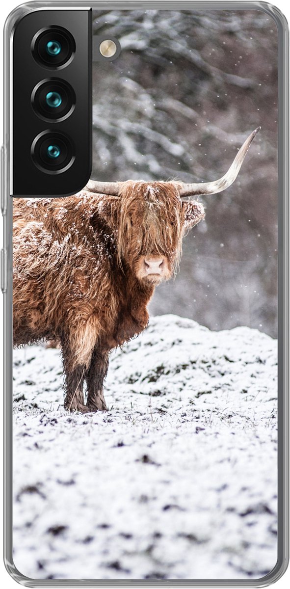 Telefoonhoesje Geschikt voor Samsung Galaxy S22 hoesje - Schotse Hooglander - Boom - Sneeuw - Siliconen Telefoonhoesje Telefoonhoesje