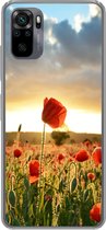 Geschikt voor Xiaomi Redmi Note 10 hoesje - Kleurrijke lucht boven vele Klaprozen - Siliconen Telefoonhoesje