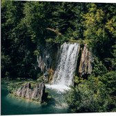 WallClassics - Dibond - Waterval Uitstromend in de Zee - 80x80 cm Foto op Aluminium (Met Ophangsysteem)