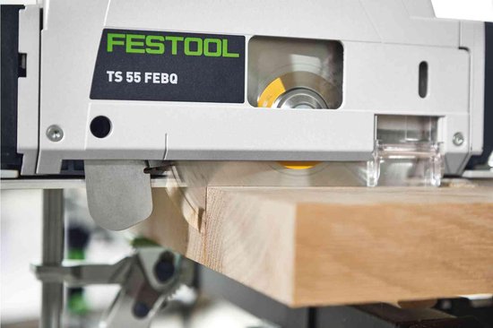 La scie circulaire Festool TS 55 FEBQ coupe dans une planche en bois.