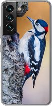 Geschikt voor Samsung Galaxy S22 hoesje - Close-up van een grote bonte specht op een boomstam - Siliconen Telefoonhoesje