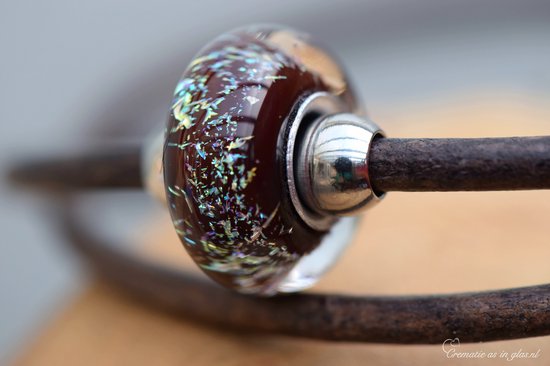 Urn-Herinnerings lederen vintage Brown armband met crematie-as glasbedel Sparkle Brown en rvs stoppers- crematie-as wordt vast in glas verwerkt- Armband wordt voor u op maat gemaakt-herinneringssieraad-assieraad-sieraad-armband-rvs kliksluting