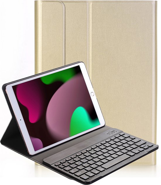 Gouden hoes met standaardfunctie, met een tablet en zilveren toetsenbordhoes.