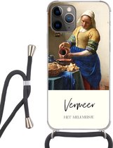 Hoesje met koord Geschikt voor iPhone 13 Pro Max - Kunst - Melkmeisje - Vermeer - Siliconen - Crossbody - Backcover met Koord - Telefoonhoesje met koord - Hoesje met touw