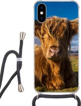 Hoesje met koord Geschikt voor iPhone XS - Schotse Hooglander - Dieren - Gras - Siliconen - Crossbody - Backcover met Koord - Telefoonhoesje met koord - Hoesje met touw