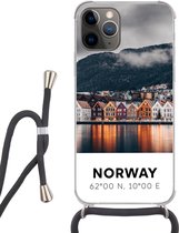 Hoesje met koord Geschikt voor iPhone 11 Pro Max - Noorwegen - Scandinavië - Bergen - Winter - Siliconen - Crossbody - Backcover met Koord - Telefoonhoesje met koord - Hoesje met touw